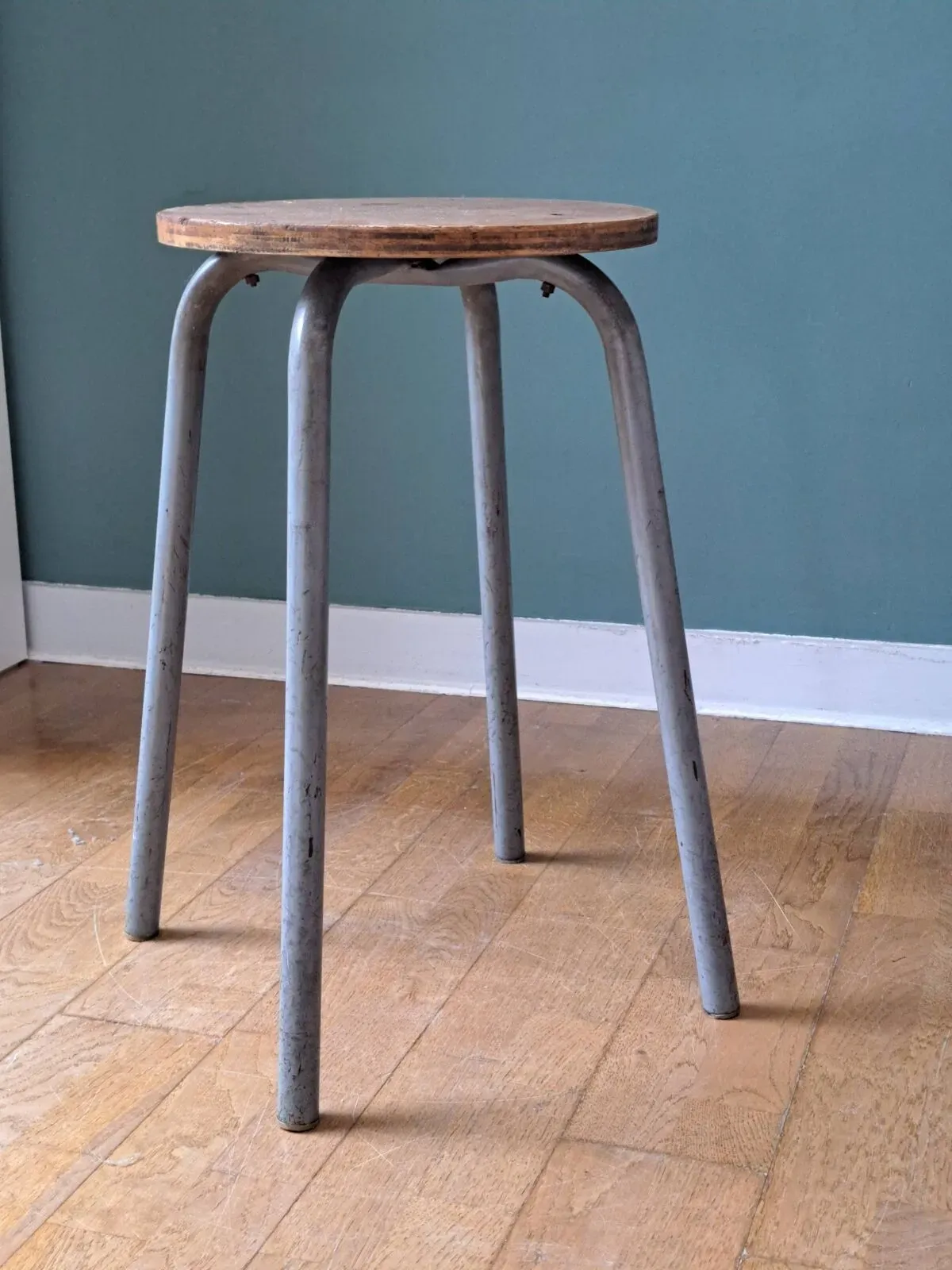 Illustration numéro 2 du produit Tabouret minimaliste