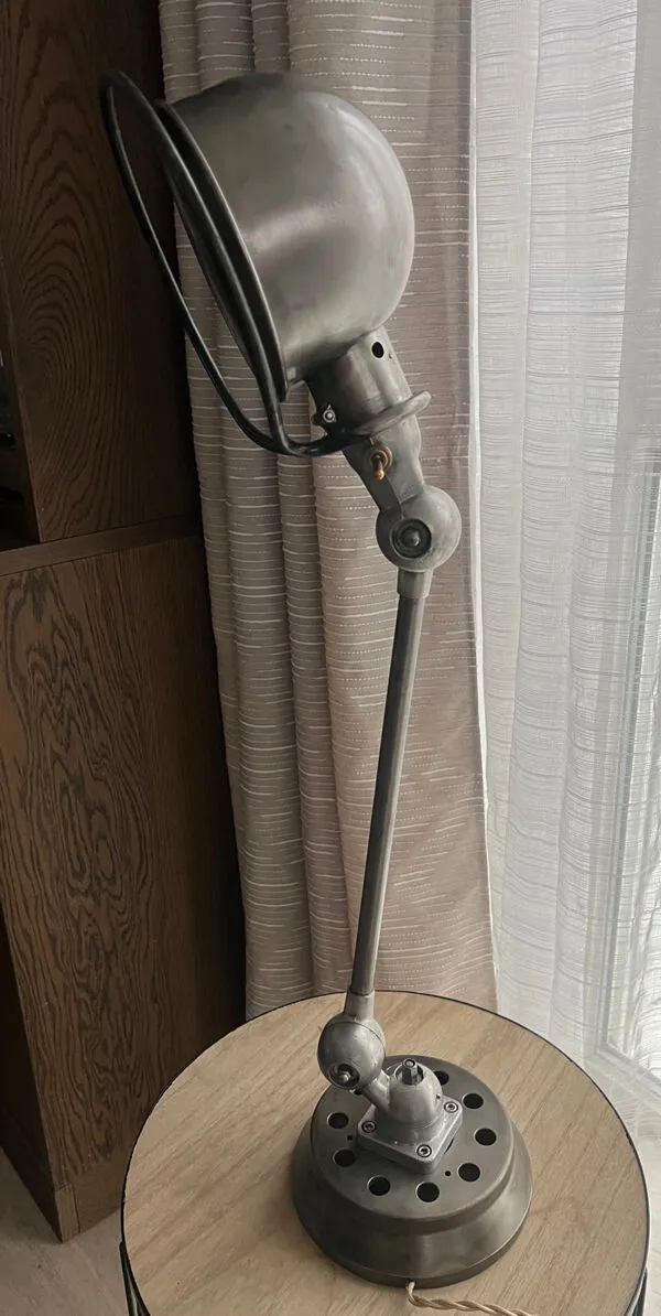 Illustration numéro 2 du produit Lampe d’atelier articulée Jieldé – Finition acier brossé / déc