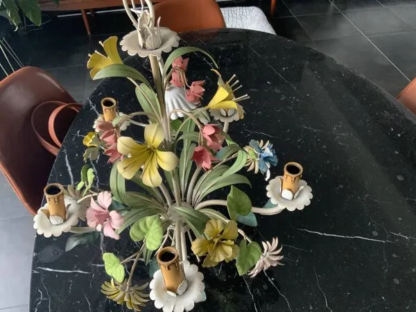 Illustration numéro 2 du produit Lustre à fleurs en métal italien années 60-70