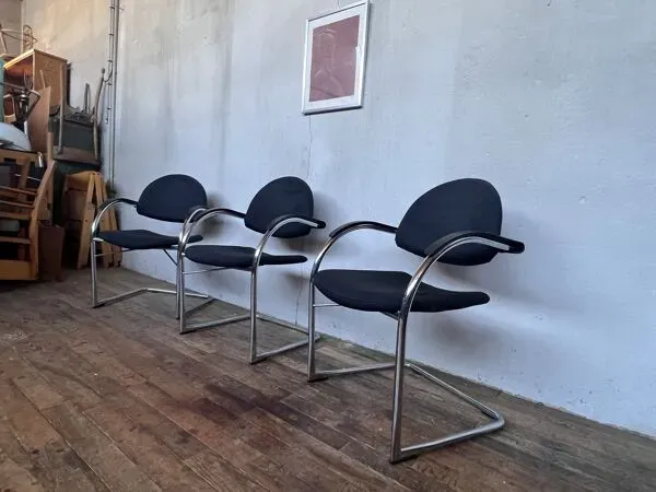 Illustration numéro 2 du produit Trio de fauteuis Vitra