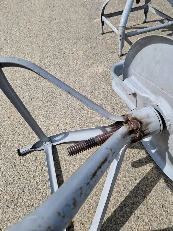 Illustration numéro 2 du produit Lot de 2 chaises d'atelier Modèle Nicolle à queue de baleine