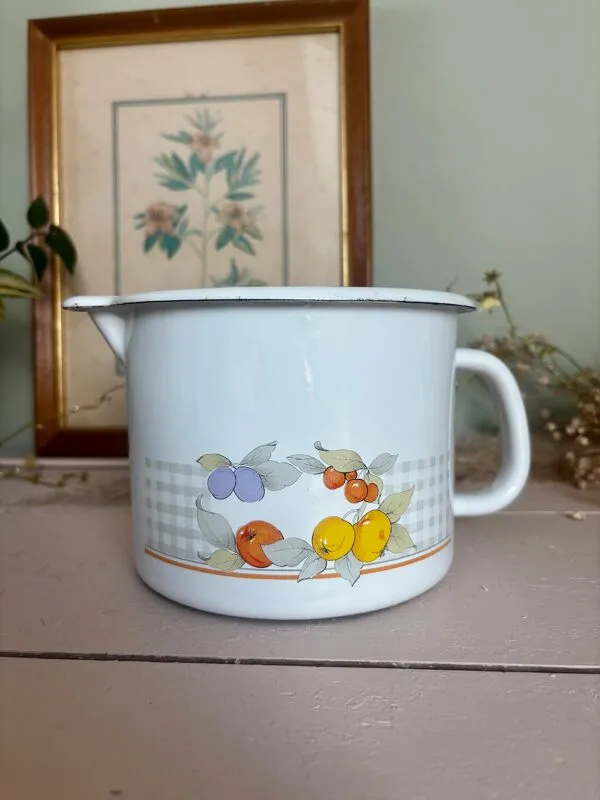 Illustration numéro 2 du produit Vintage pot à lait en métal émaillé blanc fruits