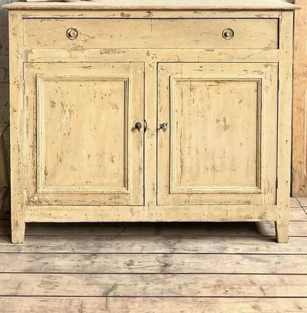 Illustration numéro 2 du produit Ancien buffet en bois jaune patiné
