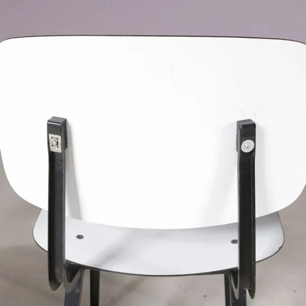 Illustration numéro 2 du produit Chaises Result des années 1950 noir/blanc Friso Kramer Ahrend-De Cirkel