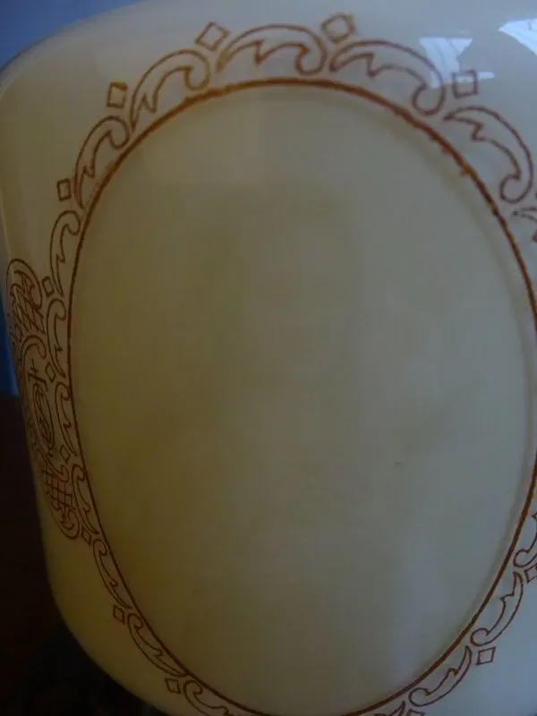 Illustration numéro 2 du produit Ancienne lampe veilleuse en fer forgé et opaline
