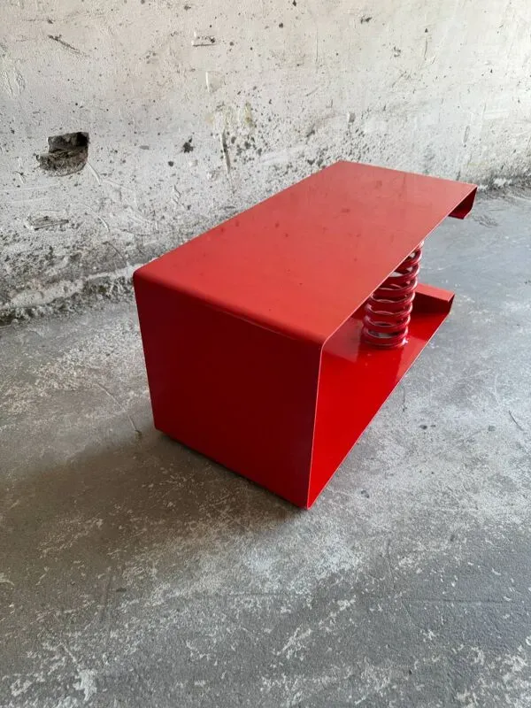 Illustration numéro 2 du produit Table basse en acier laqué rouge vif avec ressort sculptural, design industriel unique