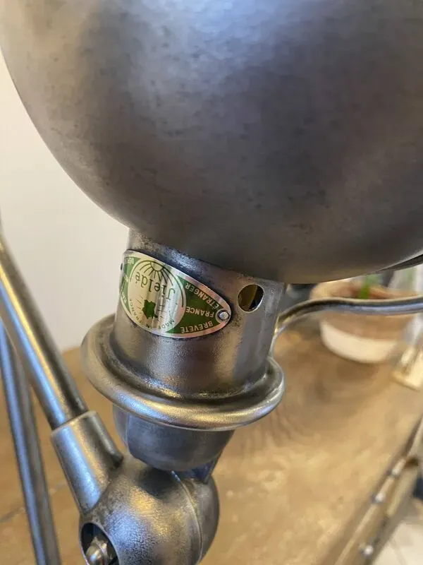 Illustration numéro 2 du produit Lampe de bureau Jieldé jielde 2 bras de 40cm et 25cm avec base étau