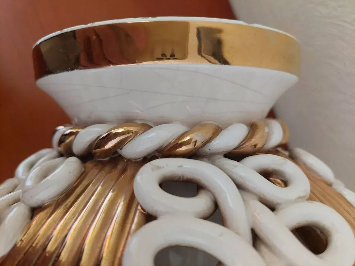 Illustration numéro 2 du produit Vase boule Sainte Radegonde en faïence blanche et dorée vers 1940-1950