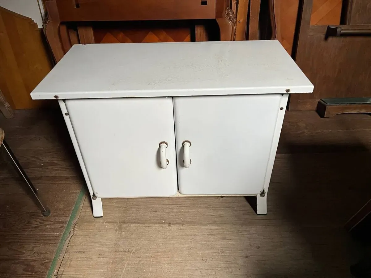 Illustration numéro 2 du produit Meuble vintage industriel années 50