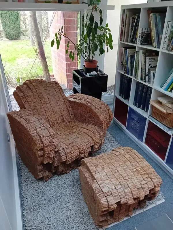 Illustration numéro 2 du produit Fauteuil et repose-pied en carton alvéolaire pressé