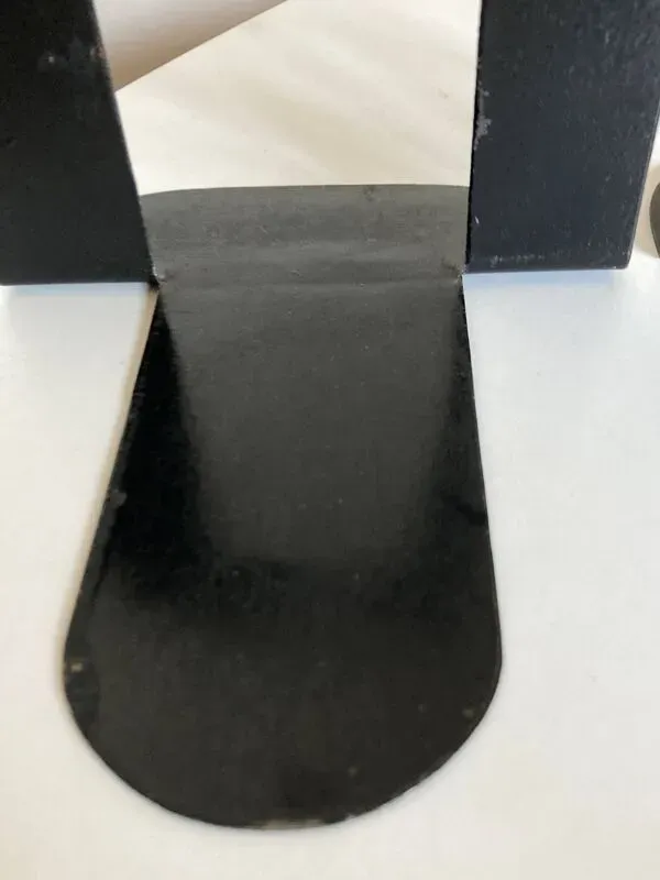 Illustration numéro 2 du produit Paire de serre livres Gras de notaire en métal plié 1920