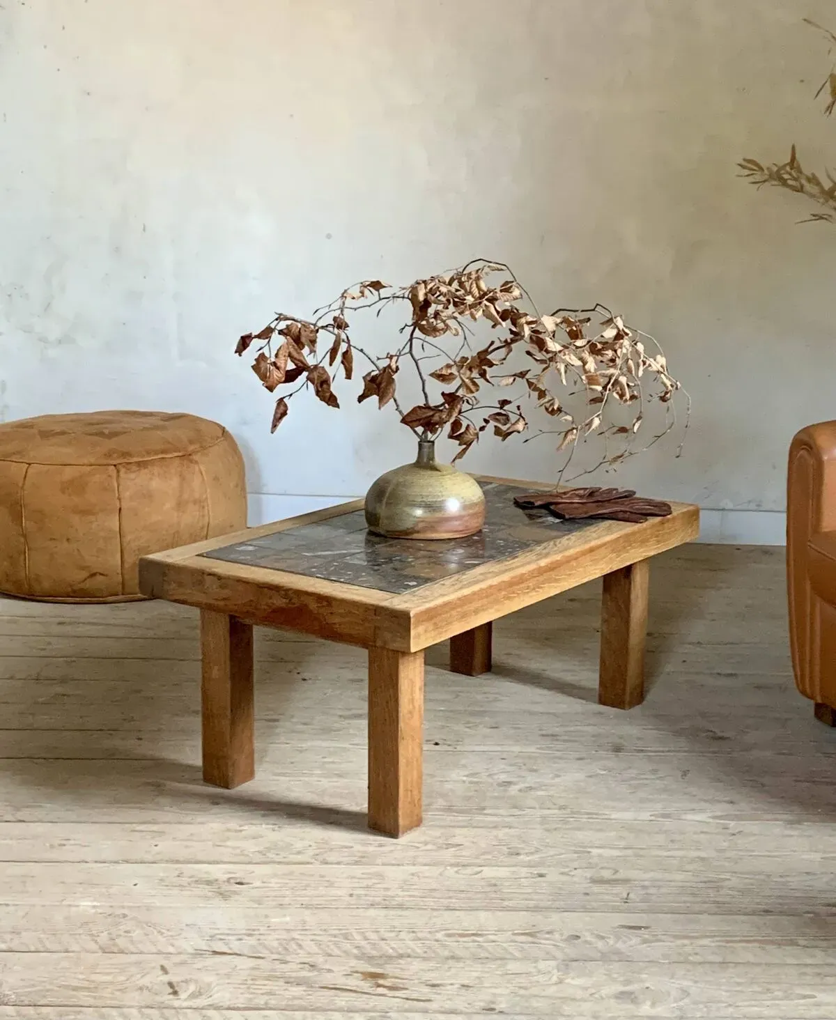 Illustration numéro 2 du produit Table basse brutaliste en chêne massif et marbre, années 70