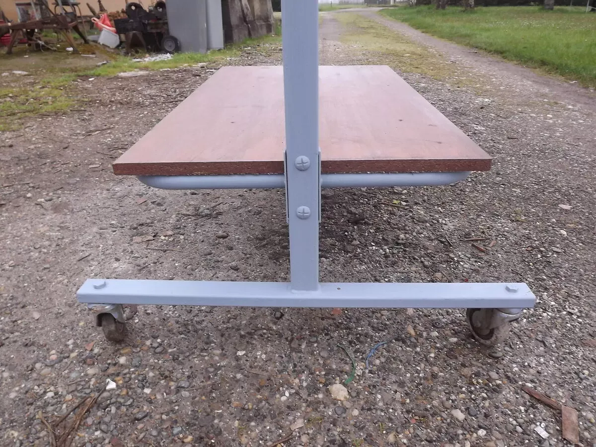 Illustration numéro 2 du produit Table roulante industrielle fer et bois