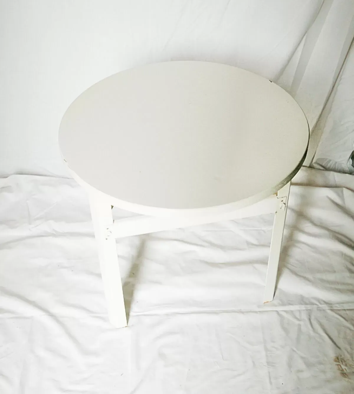 Illustration numéro 2 du produit Table basse industrielle en tôle et en bois multiplis peints