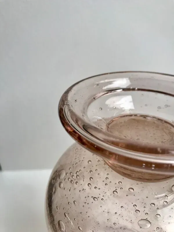 Illustration numéro 2 du produit Vase en verre bullé de biot rose années 60-70