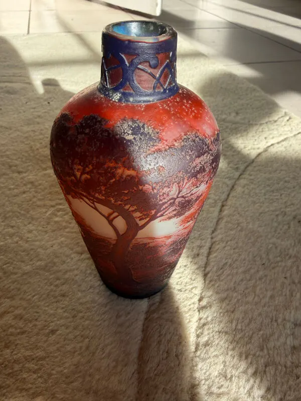 Illustration numéro 2 du produit Vase Art Nouveau en verre multicouche gravé à l'acide - Signé De Vez (