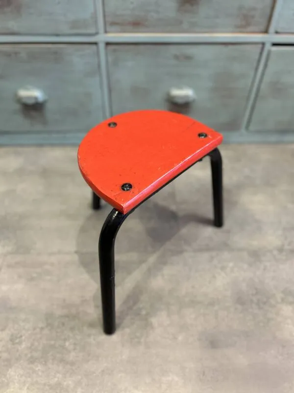 Illustration numéro 2 du produit Tabouret tripode rouge en style industriel