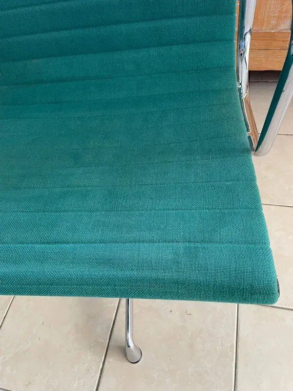 Illustration numéro 2 du produit Fauteuil Eames EA 108 design ed Vitra 97