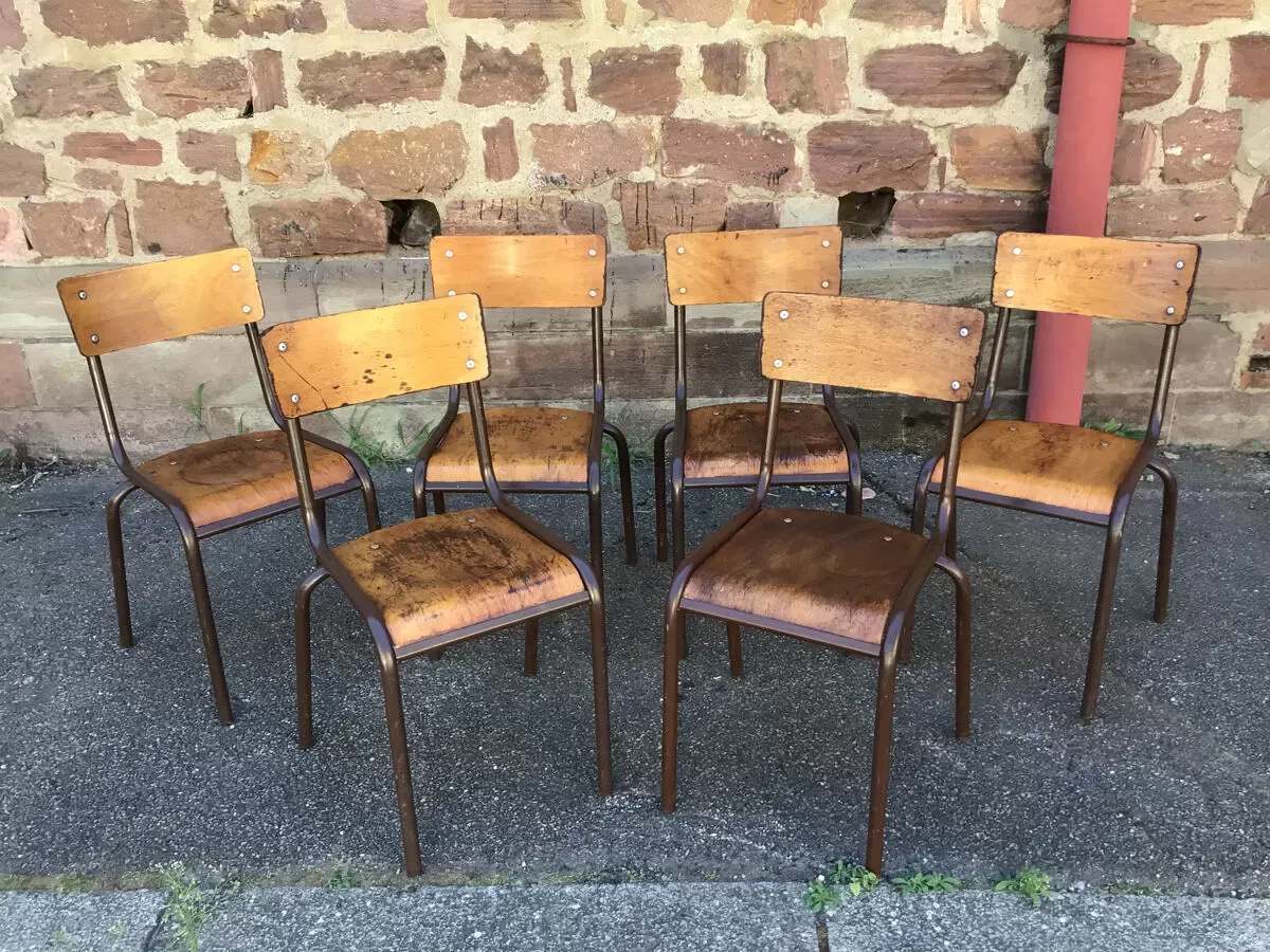 Illustration numéro 2 du produit Lot de 6 chaises d'école industrielle école vintage