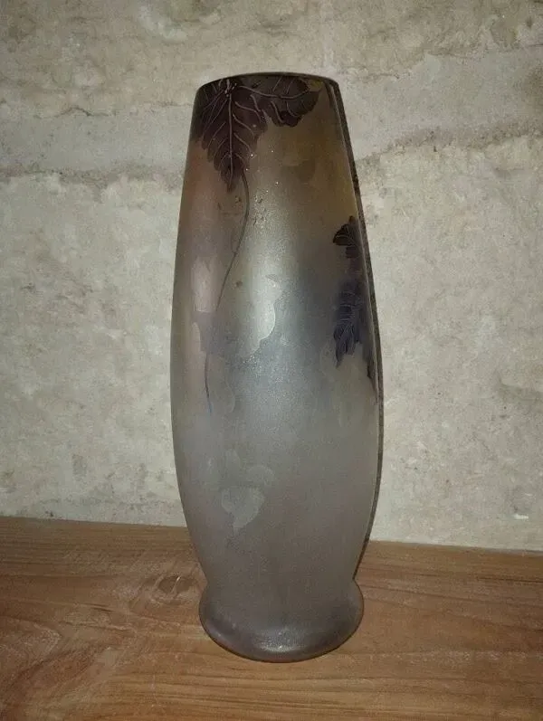 Illustration numéro 2 du produit Vase Art nouveau en verre gravé à l’acide, décor vigne, signé Prios