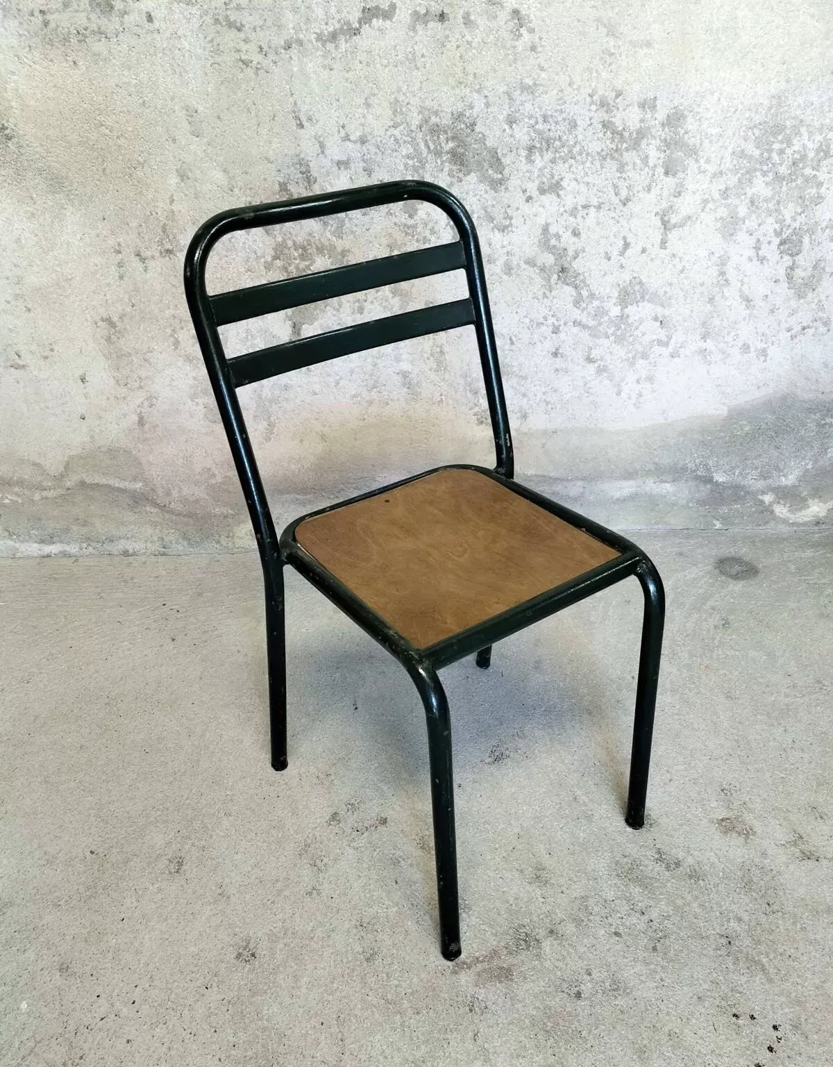 Illustration numéro 2 du produit Chaise bistrot, d'atelier vintage en bois et métal laqué vert