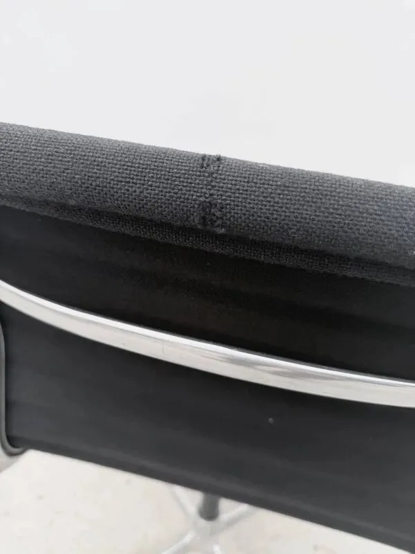 Illustration numéro 2 du produit Chaise de bureau « EA 108 » de Charles & Ray Eames pour Vitra, 2001