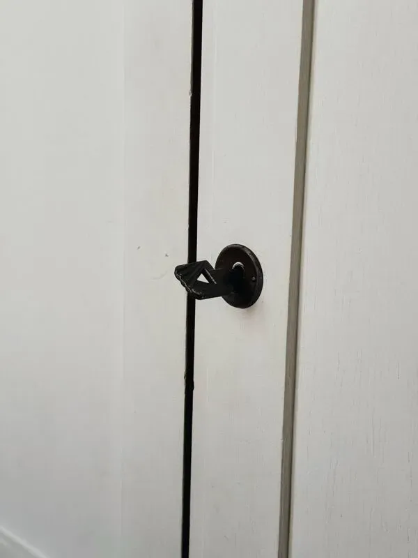 Illustration numéro 2 du produit Armoire maître d’école