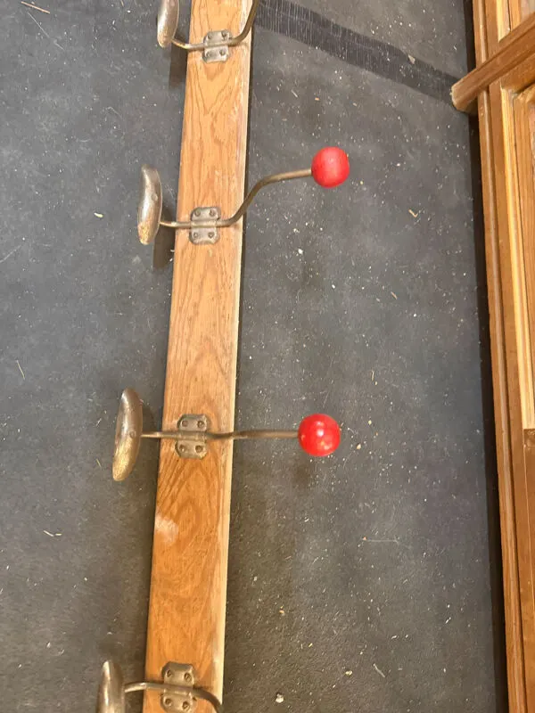 Illustration numéro 2 du produit porte-manteau d'école / vestiaire 10 patères à boules rouges