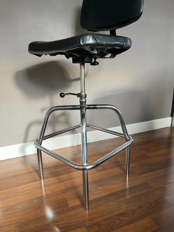 Illustration numéro 2 du produit Chaise industrielle Laboratoire