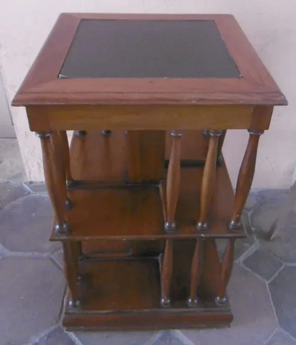 Illustration numéro 2 du produit Bibliothèque roulante en acajou avec dessus cuir vert