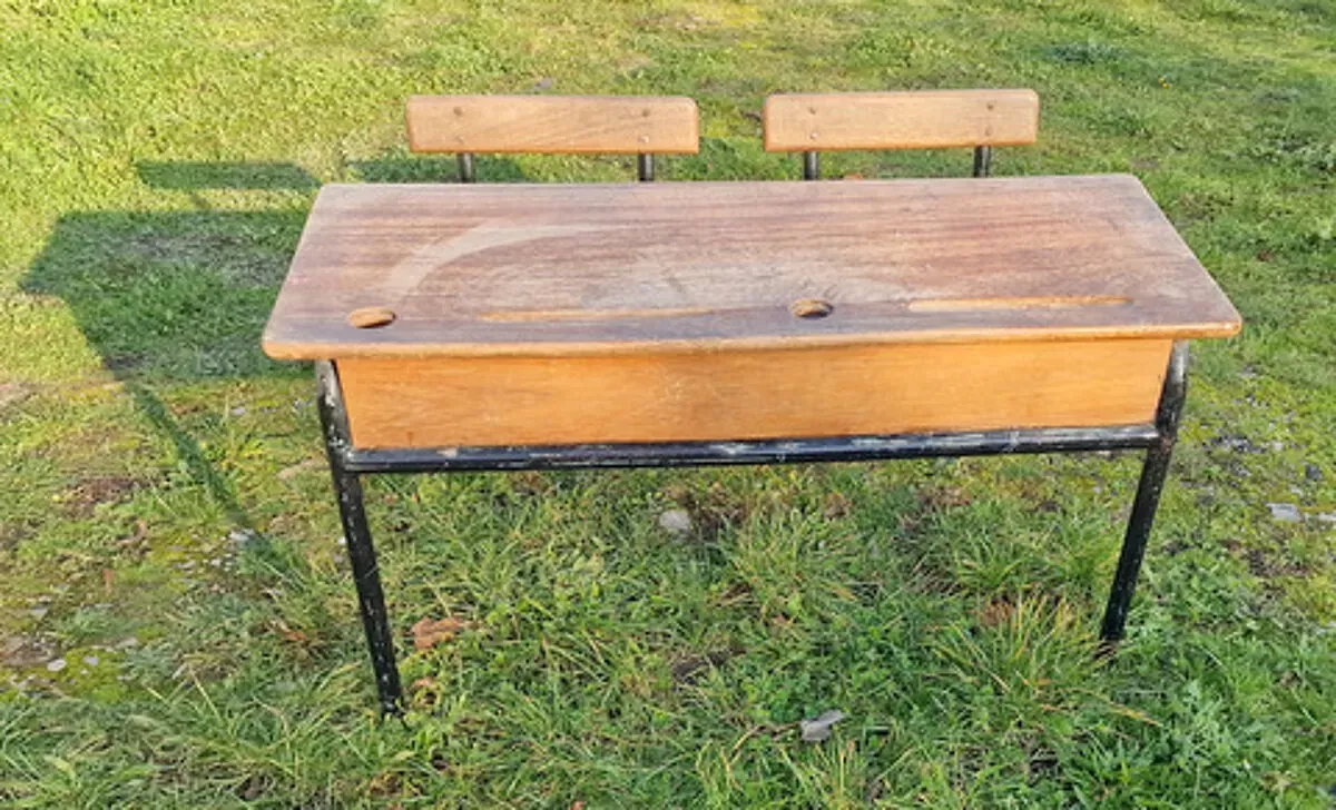 Illustration numéro 2 du produit Ancien double bureau d'école