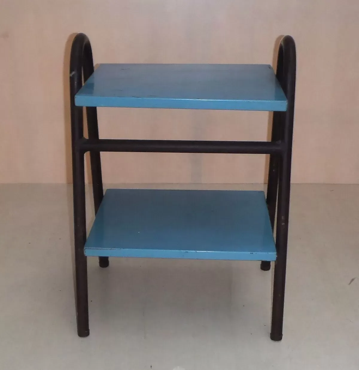 Illustration numéro 2 du produit Petite table d'appoint