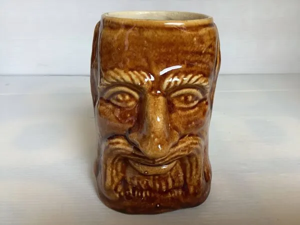 Illustration numéro 2 du produit Vase anthropomorphe