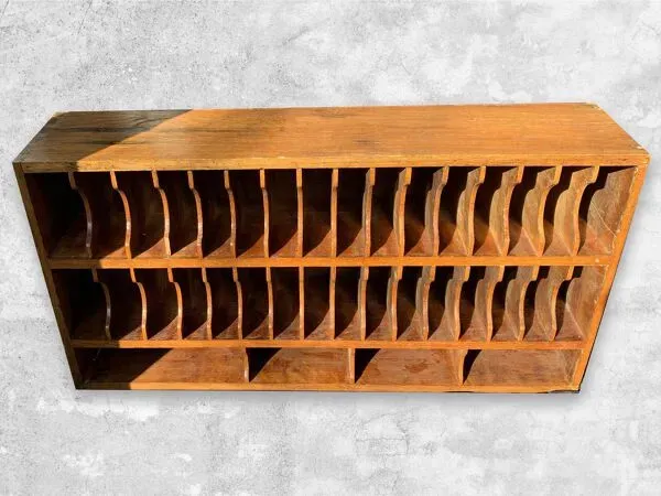 Illustration numéro 2 du produit Casier de tri postal ancien en bois