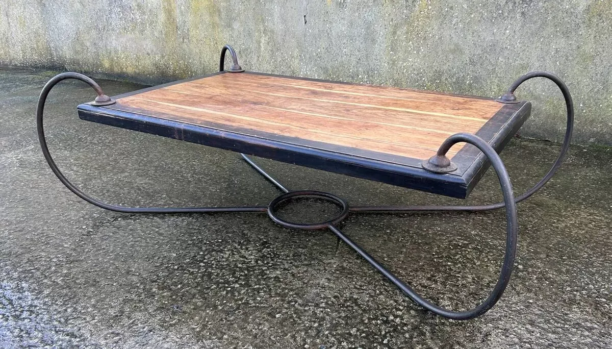 Illustration numéro 2 du produit Table basse en bois et fer forgé, esprit industriel, années 80