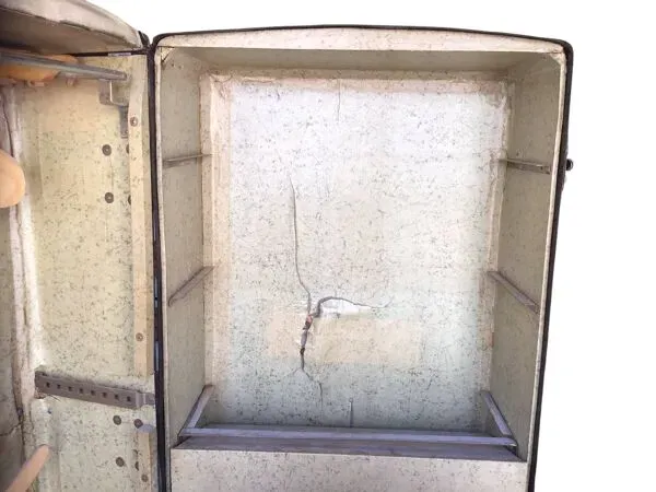 Illustration numéro 2 du produit Malle de cabine ancienne verticale – 109 cm – intérieur parchemin