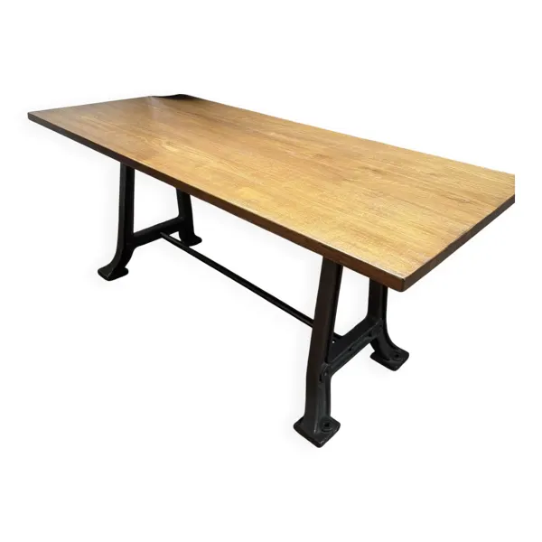 Illustration numéro 2 du produit Table à manger style industriel Jérôme Lepert