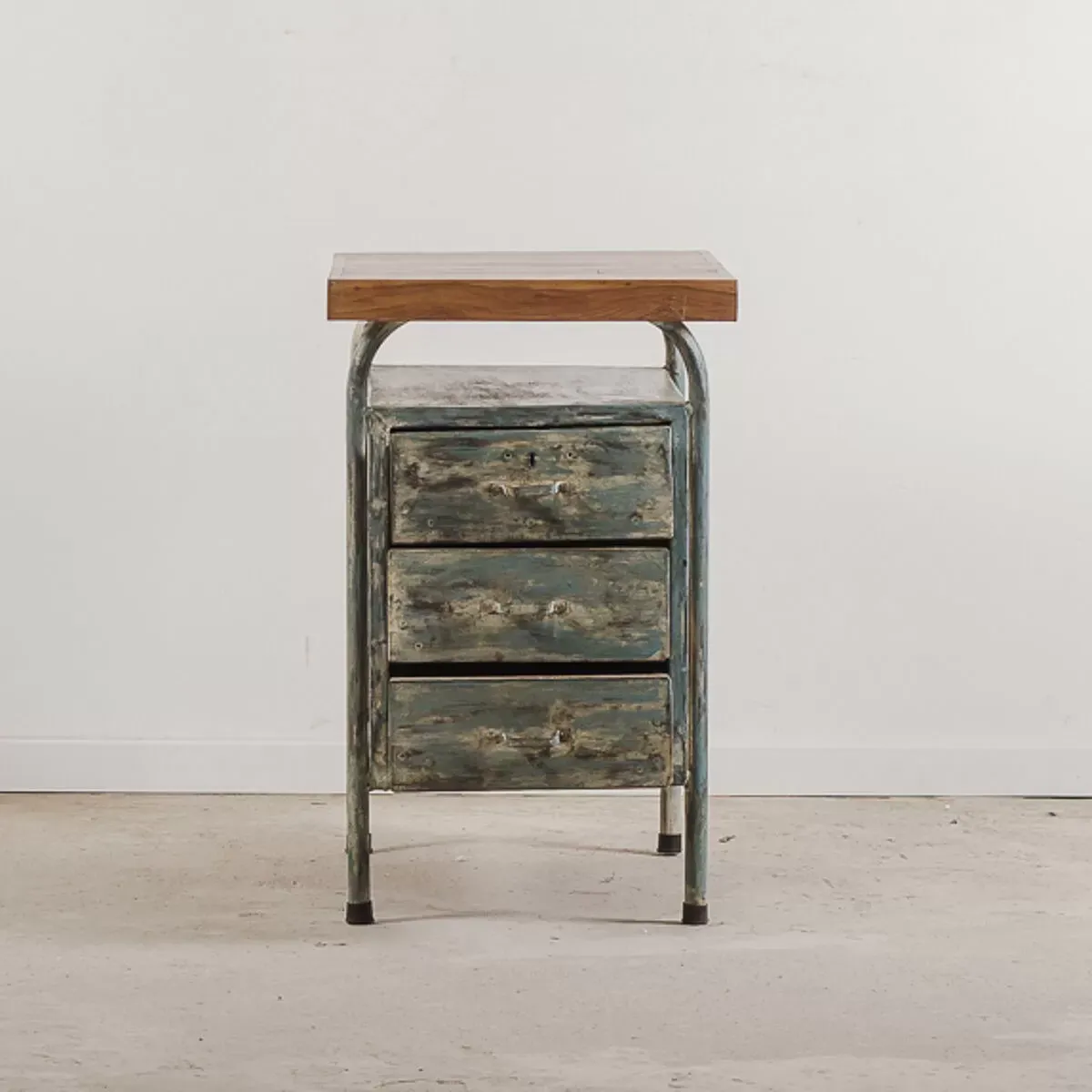 Illustration numéro 2 du produit Caisson vintage à tiroirs en métal