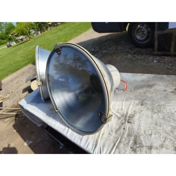 Illustration numéro 2 du produit Paire de suspensions industrielles en aluminium et verre