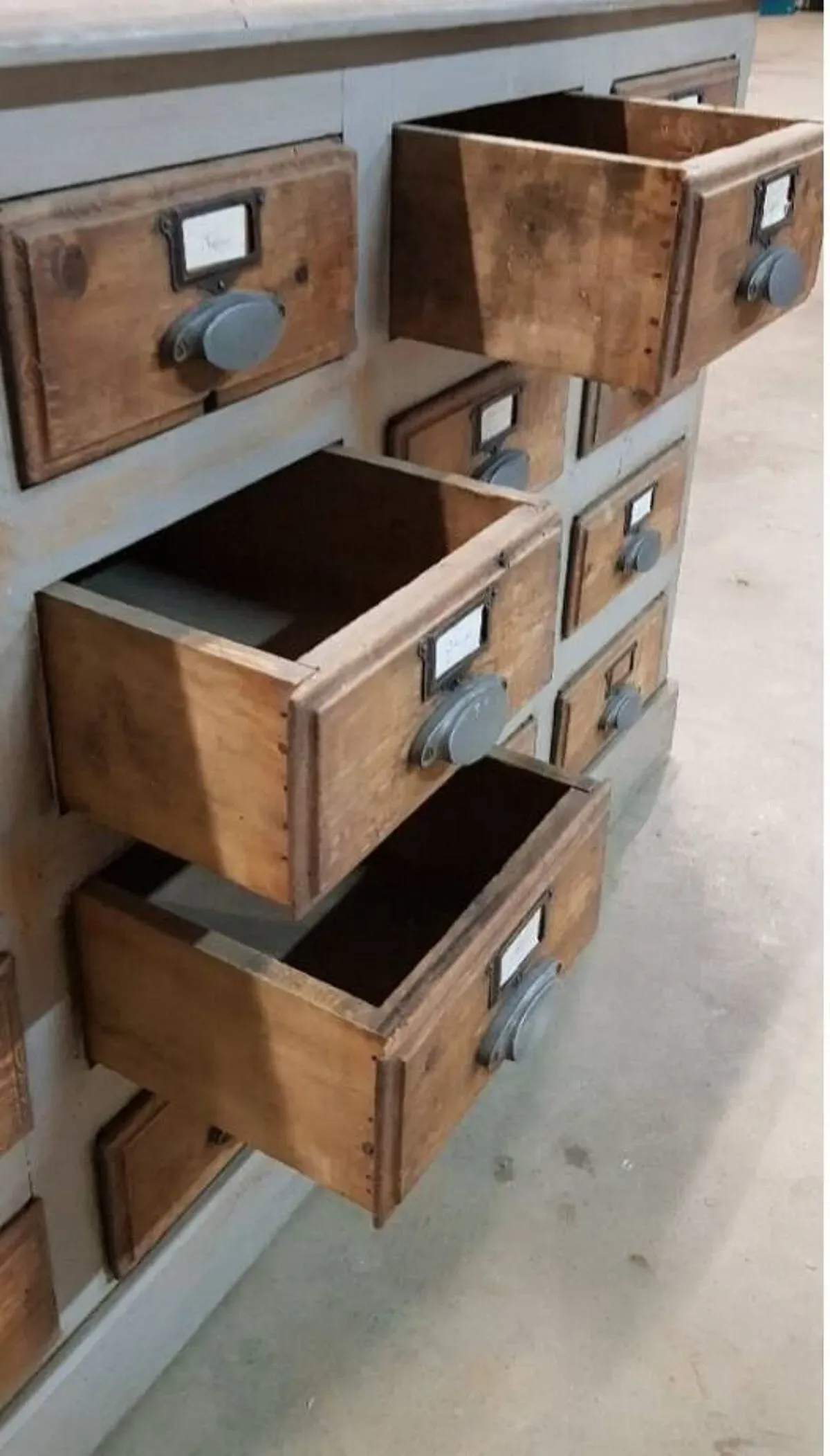 Illustration numéro 2 du produit Meuble de métier 16 tiroirs