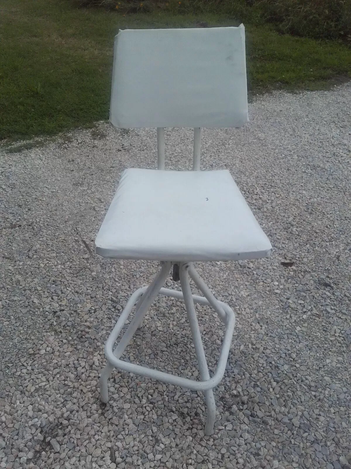 Illustration numéro 2 du produit Paire de tabourets industriels