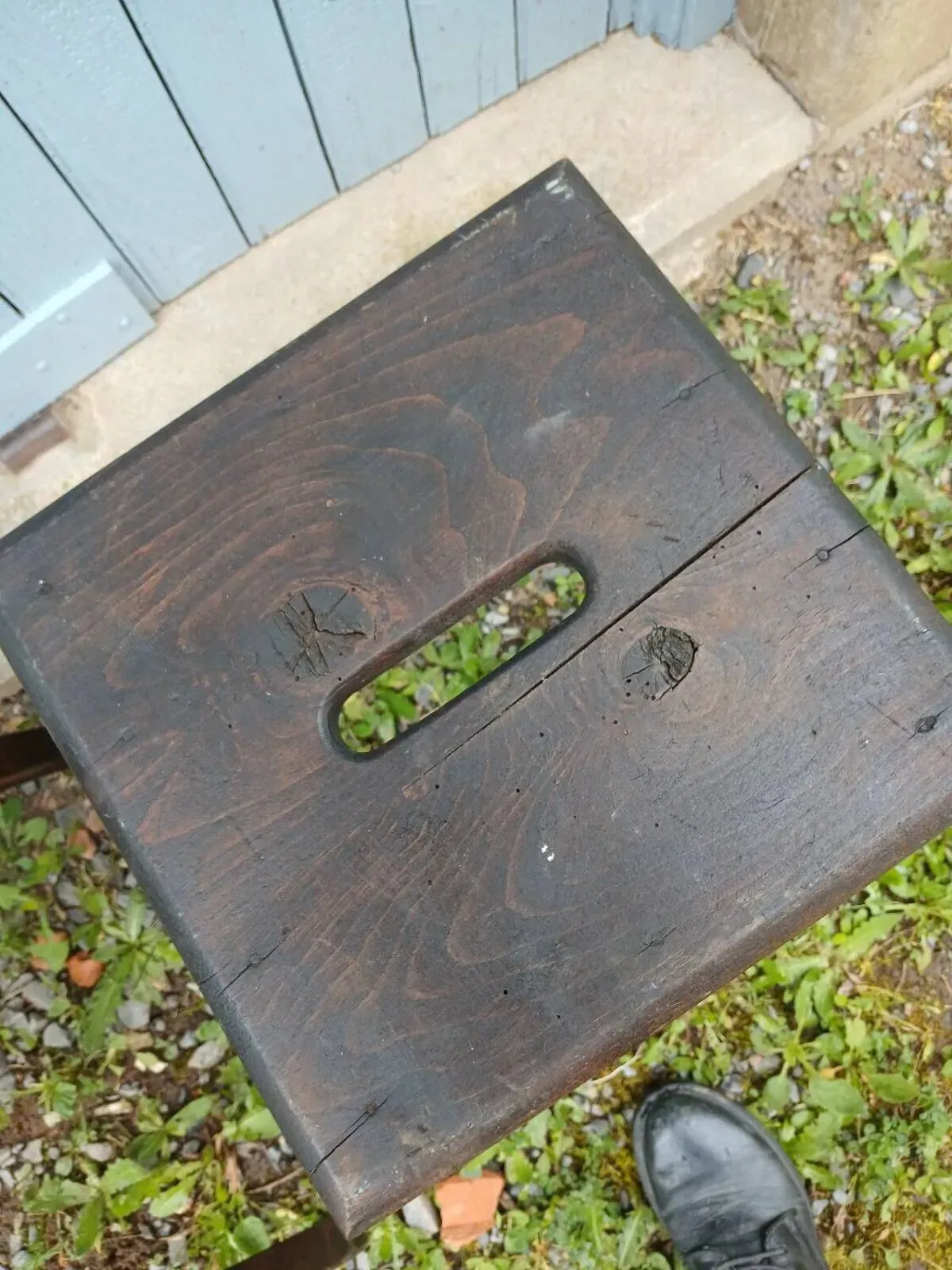 Illustration numéro 2 du produit 2 tabourets d'atelier anciens en bois