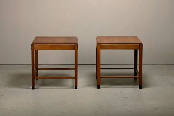 Illustration numéro 2 du produit Tables d'appoint ou tables de chevet de style Art Déco moderniste de l'École d'Amsterdam