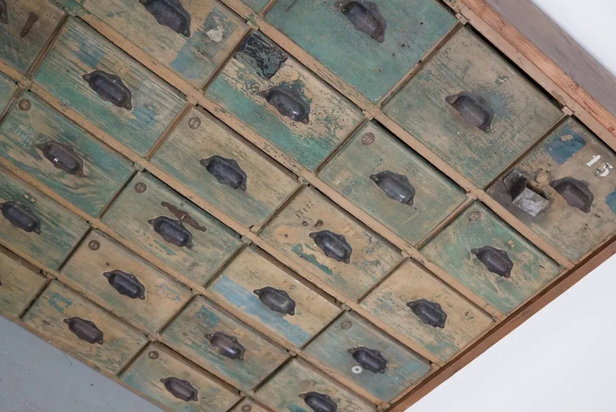 Illustration numéro 2 du produit Meuble de quincaillerie industriel en pin peint, France années 1950