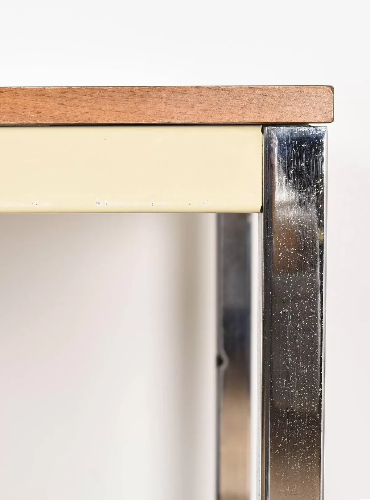 Illustration numéro 2 du produit Bureau des années 50, fabriqué par la marque Strafor.