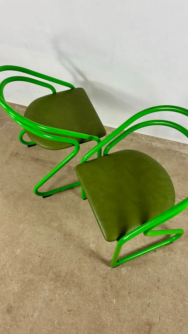 Illustration numéro 2 du produit 2 chaises titubaires années 1980