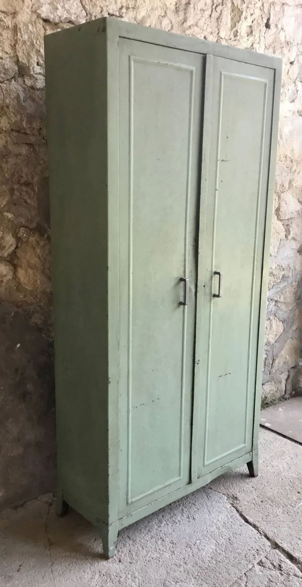 Illustration numéro 2 du produit Armoire industrielle d’atelier en métal riveté - vintage 1960