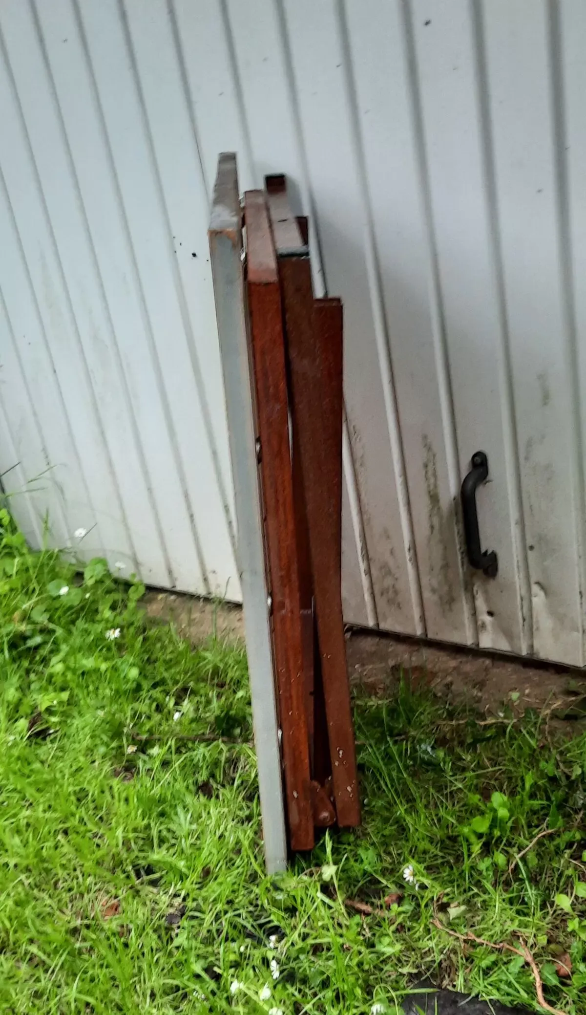 Illustration numéro 2 du produit Table industrielle carrée pliante