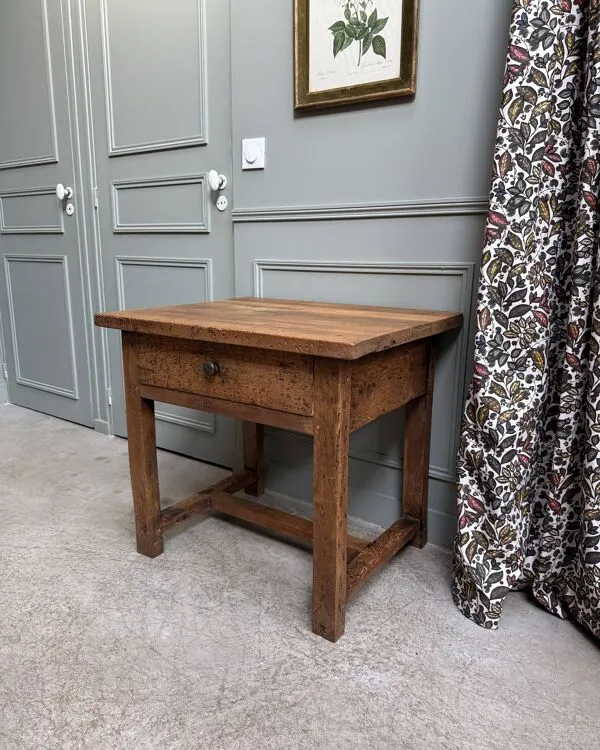 Illustration numéro 2 du produit Table rustique ancienne