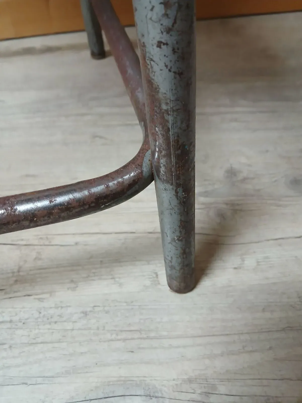 Illustration numéro 2 du produit Tabouret industriel